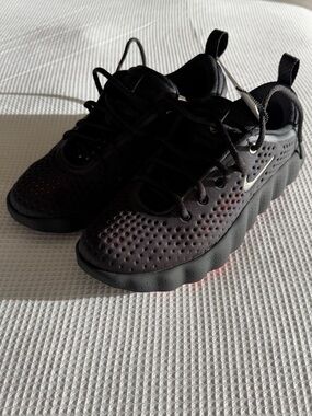Nike Mind 002 Black/Hyper crimson size 7.5W
